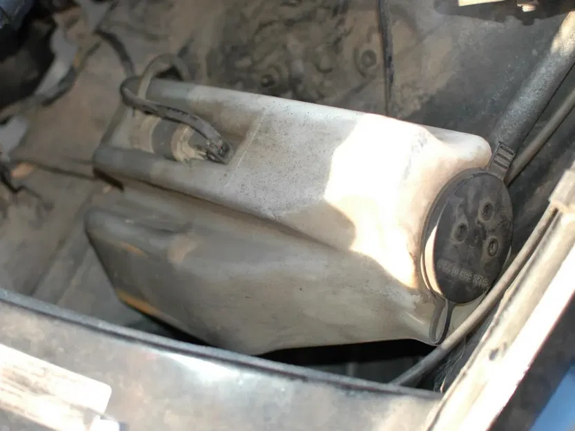 Bịt cho máy bơm rửa kính Mercedes Benz W123 300D - Image 1