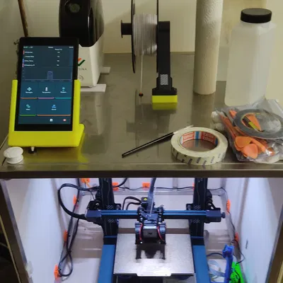 Giá đỡ máy tính bảng Fire HD 8 Gen. 7 với lỗ sạc