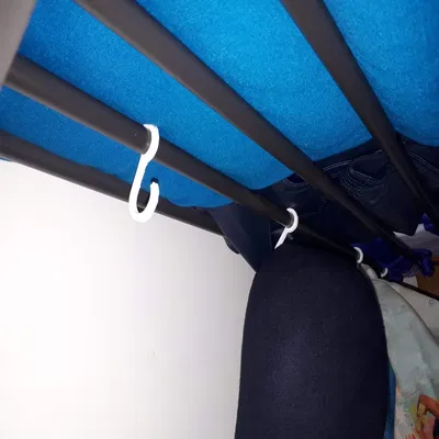 Móc treo đôi cho mũ trên thanh treo