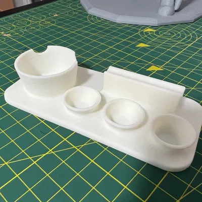 Khay trộn sơn nhỏ với giá đỡ cọ vẽ