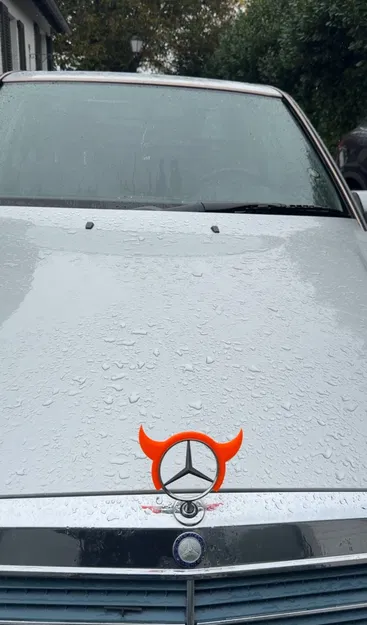 Sừng quỷ cho biểu tượng Mercedes - Image 1