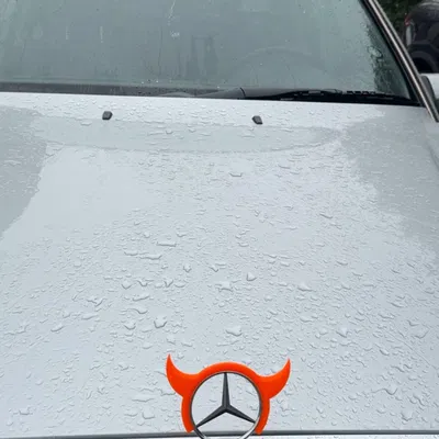 Sừng quỷ cho biểu tượng Mercedes