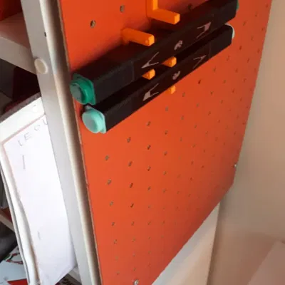 Giá đỡ bút vuông cho bảng ghim