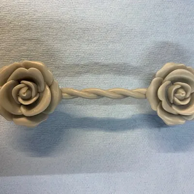 Tay nắm tủ hình hoa hồng với khoảng cách lỗ 3.5 inch