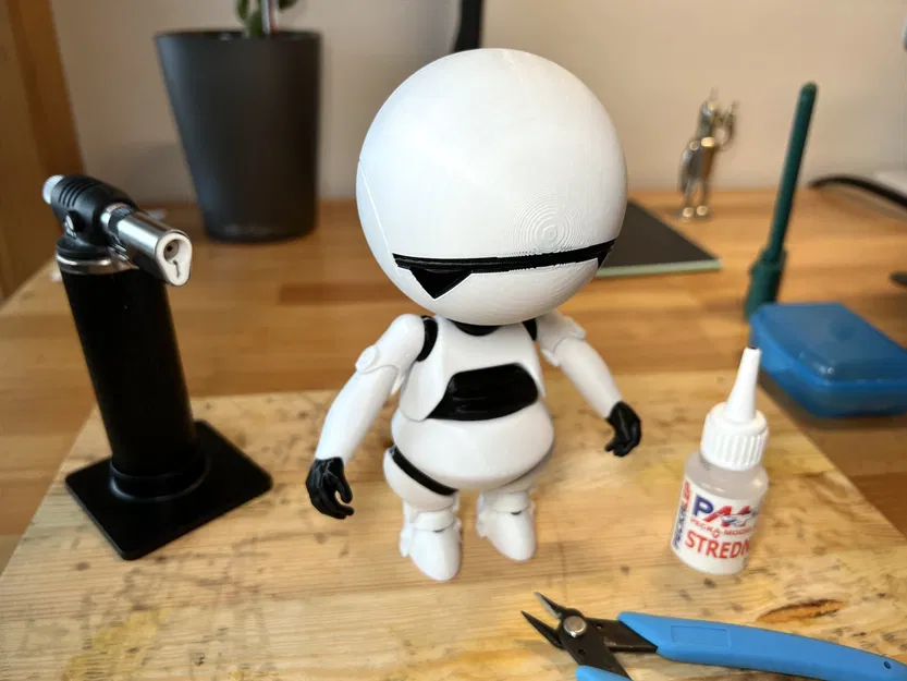 Nhân vật robot buồn nhiều màu từ The Hitchhiker's Guide - Image 6