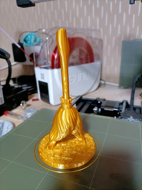 Cây chổi ma thuật trang trí cho kệ sách - Image 3