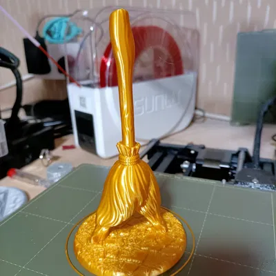 Cây chổi ma thuật trang trí cho kệ sách