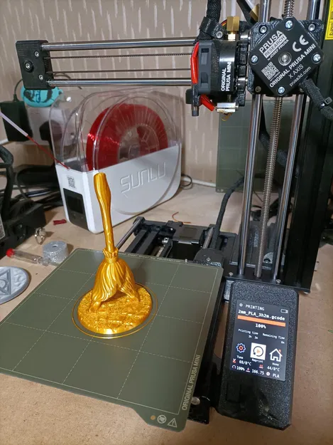 Cây chổi ma thuật trang trí cho kệ sách - Image 4