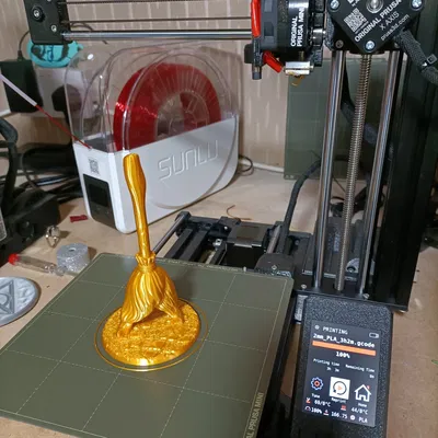 Cây chổi ma thuật trang trí cho kệ sách