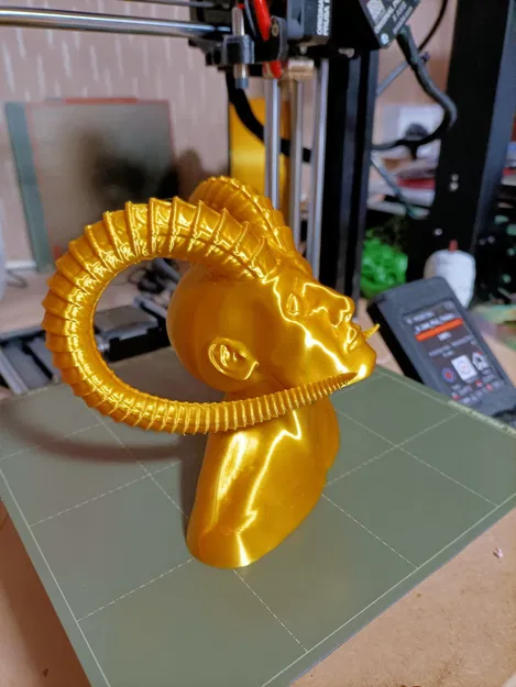 Quái vật ác quỷ có sừng đang trầm tư - Image 3