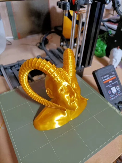 Quái vật ác quỷ có sừng đang trầm tư - Image 4