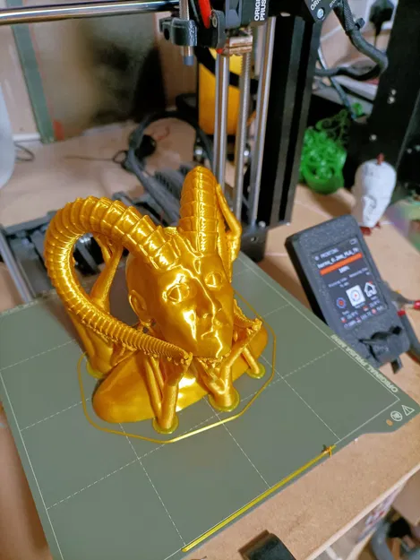 Quái vật ác quỷ có sừng đang trầm tư - Image 5