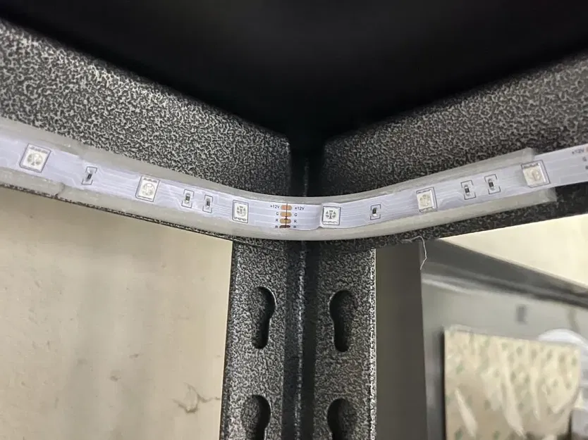 Giá đỡ LED góc trong từ tính với độ nghiêng 45 độ - Image 1