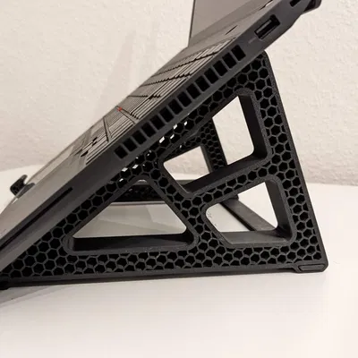 Giá đỡ laptop chắc chắn với chiều cao tương đương màn hình