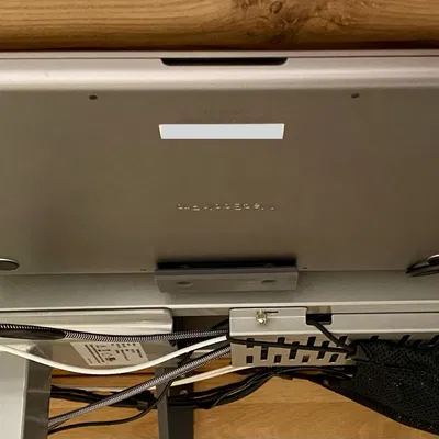 Giá đỡ MacBook Pro dưới bàn làm việc