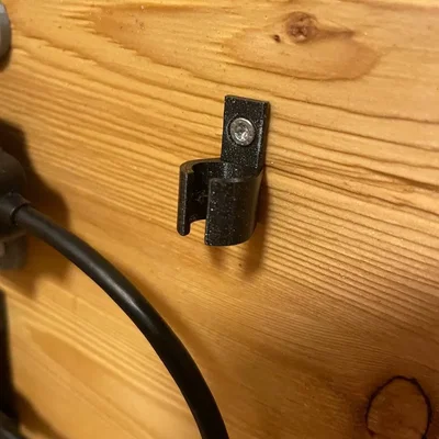 Giá đỡ tường cho cáp USB đơn giản