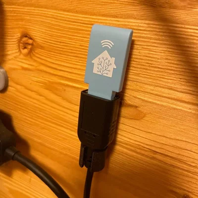 Giá đỡ tường cho cáp USB đơn giản