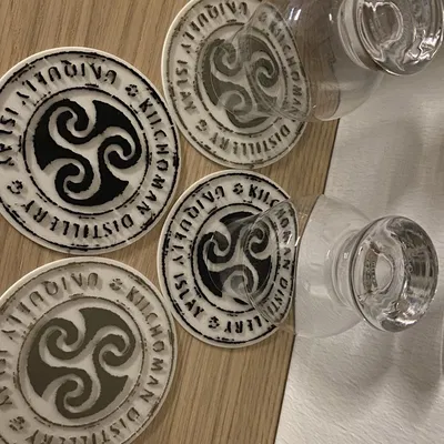 Đế lót ly hai màu với logo Kilchoman