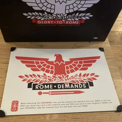 Giá đỡ góc cho phiên bản Black Box của Glory To Rome