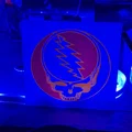 Biểu tượng Grateful Dead với ánh sáng nền đẹp mắt - Thumbnail 2