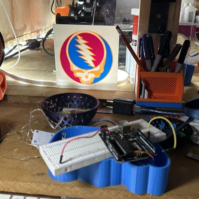 Biểu tượng Grateful Dead với ánh sáng nền đẹp mắt