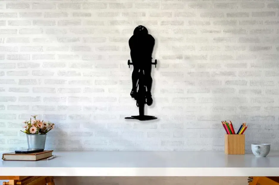 Silueta của vận động viên triathlon trong tư thế acople - Image 1