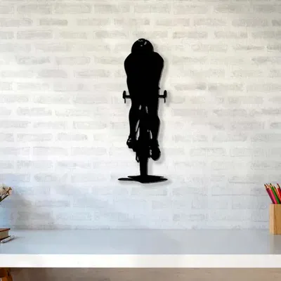 Silueta của vận động viên triathlon trong tư thế acople