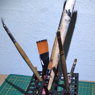 Giá đỡ cọ vẽ cho hơn 40 cọ vẽ lớn nhỏ