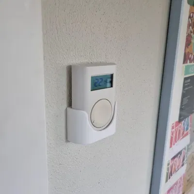 Giá đỡ tường cho bộ điều chỉnh nhiệt độ Wavin Ahc 9000