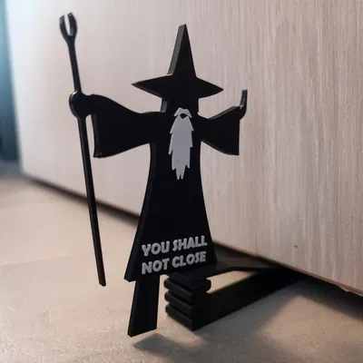 Gandalf làm giá đỡ cửa độc đáo cho ngôi nhà