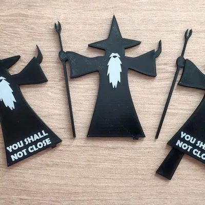 Gandalf làm giá đỡ cửa độc đáo cho ngôi nhà