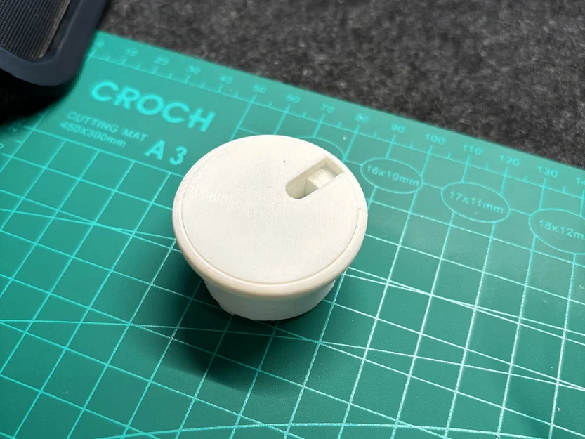 Lỗ đi dây cáp 32mm với nắp đậy - Image 1