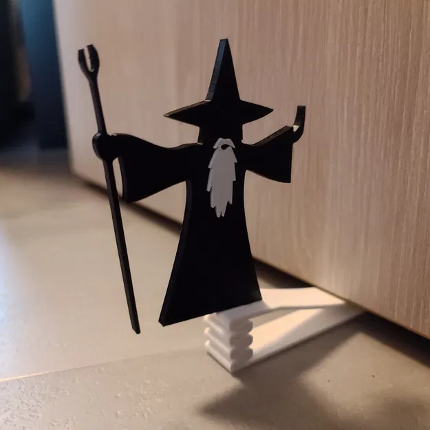 Gandalf làm giá đỡ cửa độc đáo cho ngôi nhà - Image 4