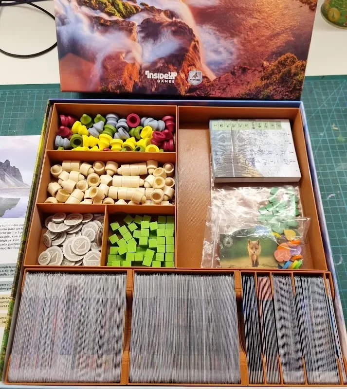 Lắp đặt cho trò chơi board game Earth với bộ phân phối thẻ tr...