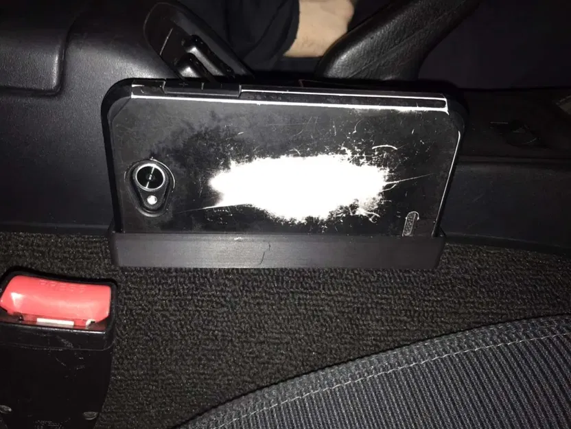 Giá đỡ iPhone cho bảng điều khiển trung tâm Miata - Image 1