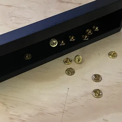 Giá đỡ trưng bày huy hiệu enamal