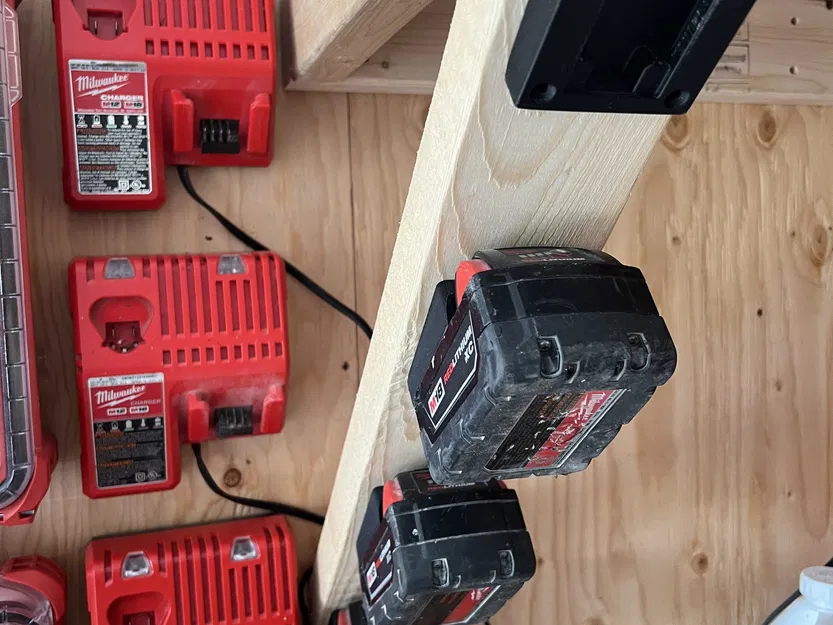 Giá đỡ pin Milwaukee M18 không khóa - Image 1