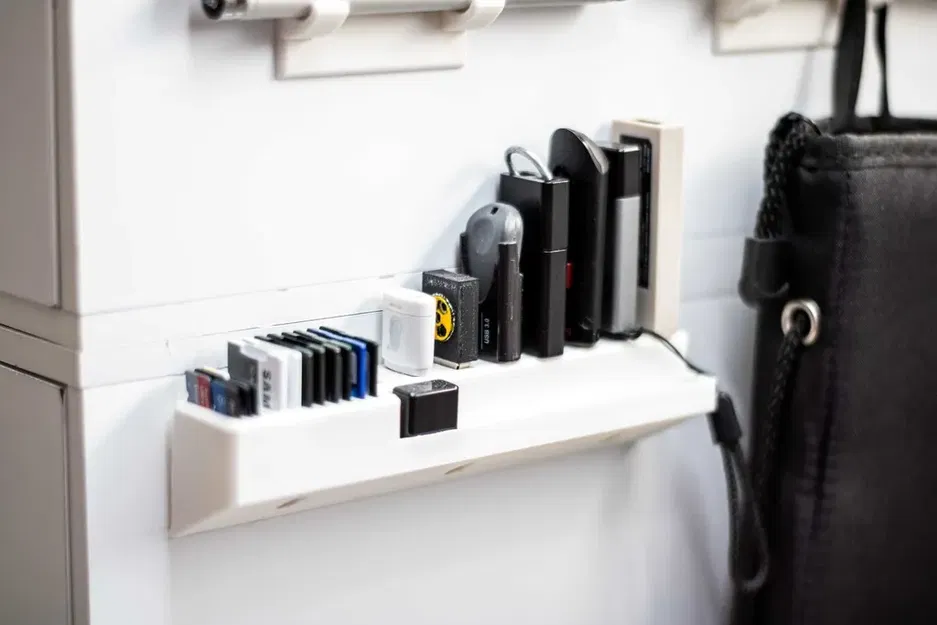 Giá đỡ USB và thẻ SD có thể gắn tường với 8 khe cắm - Image 1