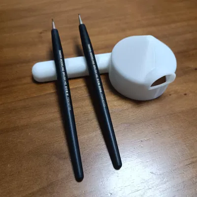 Máy rửa cọ vẽ tiện lợi cho người nghệ sĩ