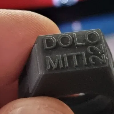 Nhẫn cho đại lý với ngăn bí mật để chứa tic-tac