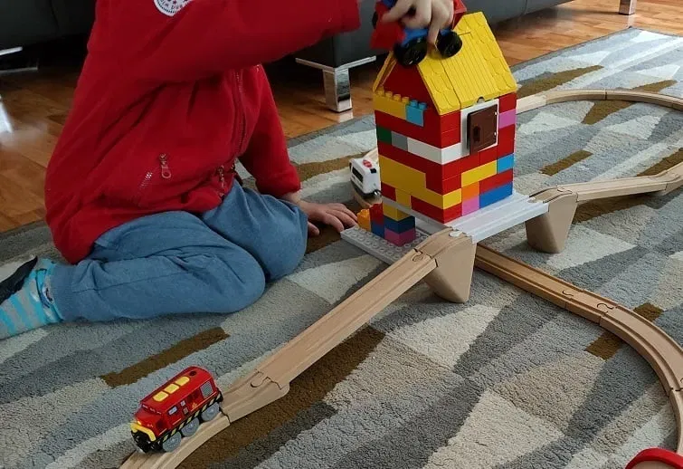 Bảng xây dựng đường ray tàu hỏa Duplo và Brio - Image 2