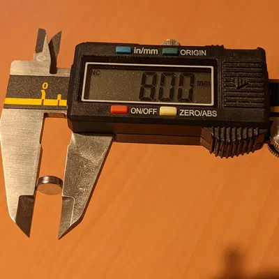 Máy phân phát thuốc 7 ngày với nắp từ tính xoay