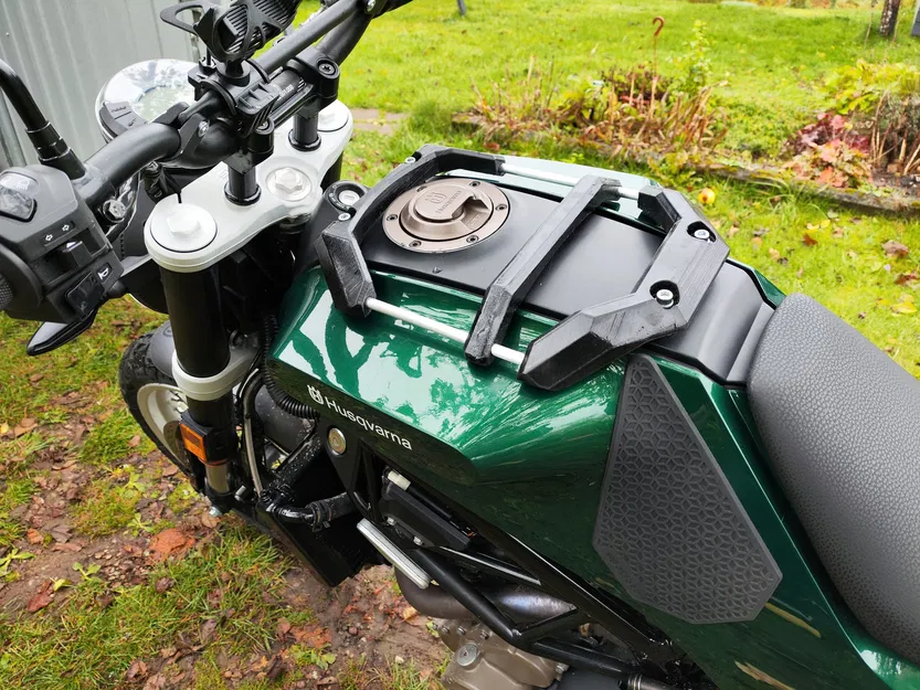 Giá đỡ bình xăng cho Husqvarna Svartpilen 401 - Image 1