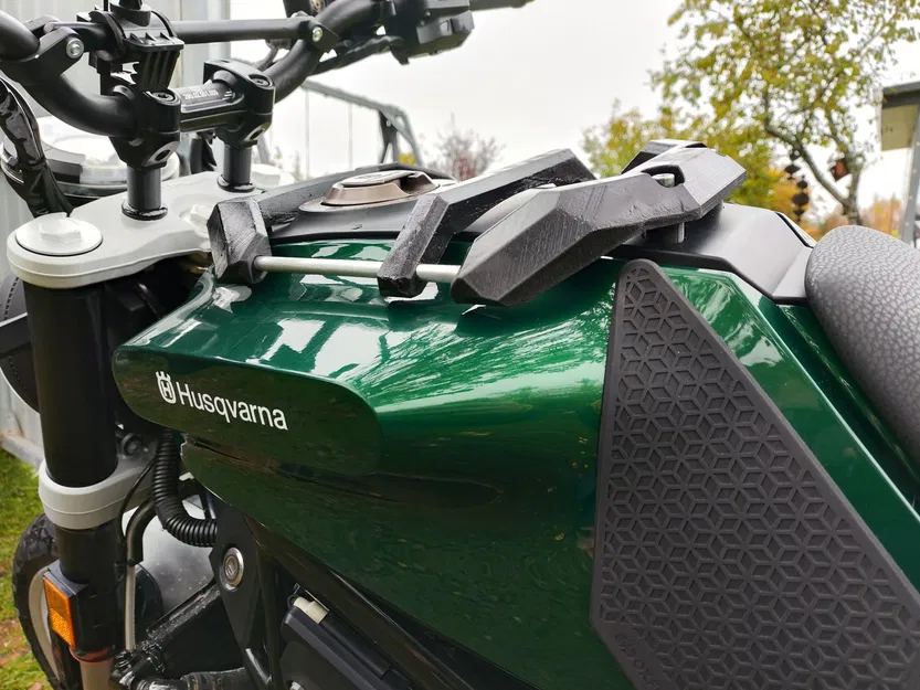 Giá đỡ bình xăng cho Husqvarna Svartpilen 401 - Image 2