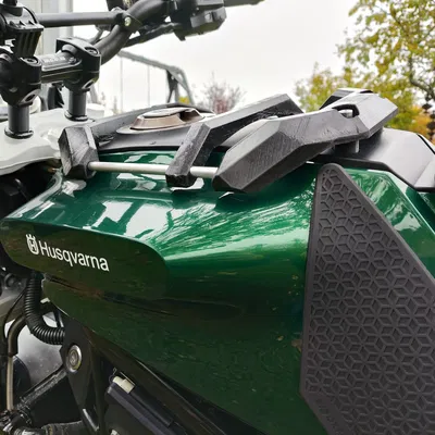 Giá đỡ bình xăng cho Husqvarna Svartpilen 401