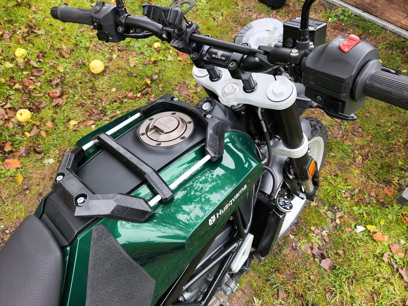 Giá đỡ bình xăng cho Husqvarna Svartpilen 401 - Image 3