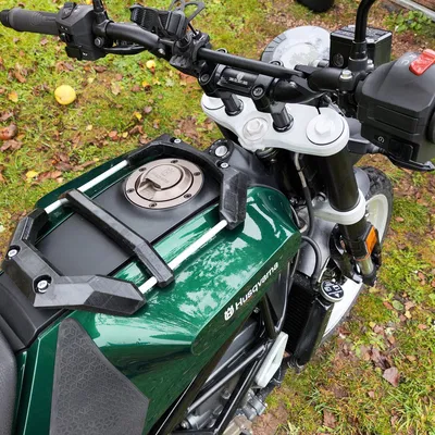 Giá đỡ bình xăng cho Husqvarna Svartpilen 401