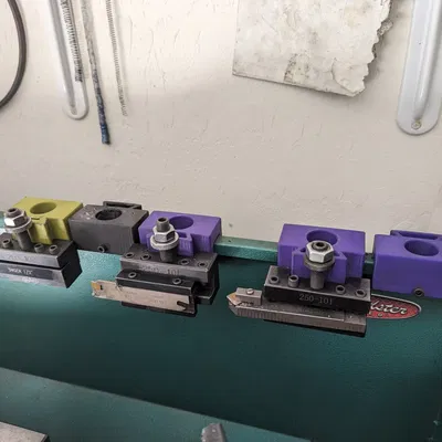 Giá đỡ dụng cụ tiện AXA G0602 gắn trên máy tiện