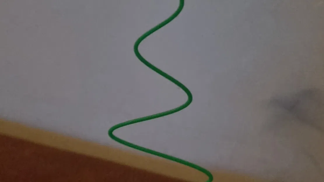 Cây thông Giáng sinh lung lay với ngôi sao trên đỉnh - Image 1