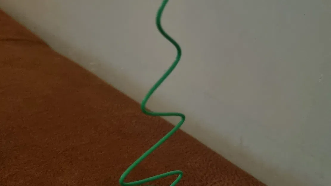 Cây thông Giáng sinh lung lay với ngôi sao trên đỉnh - Image 2